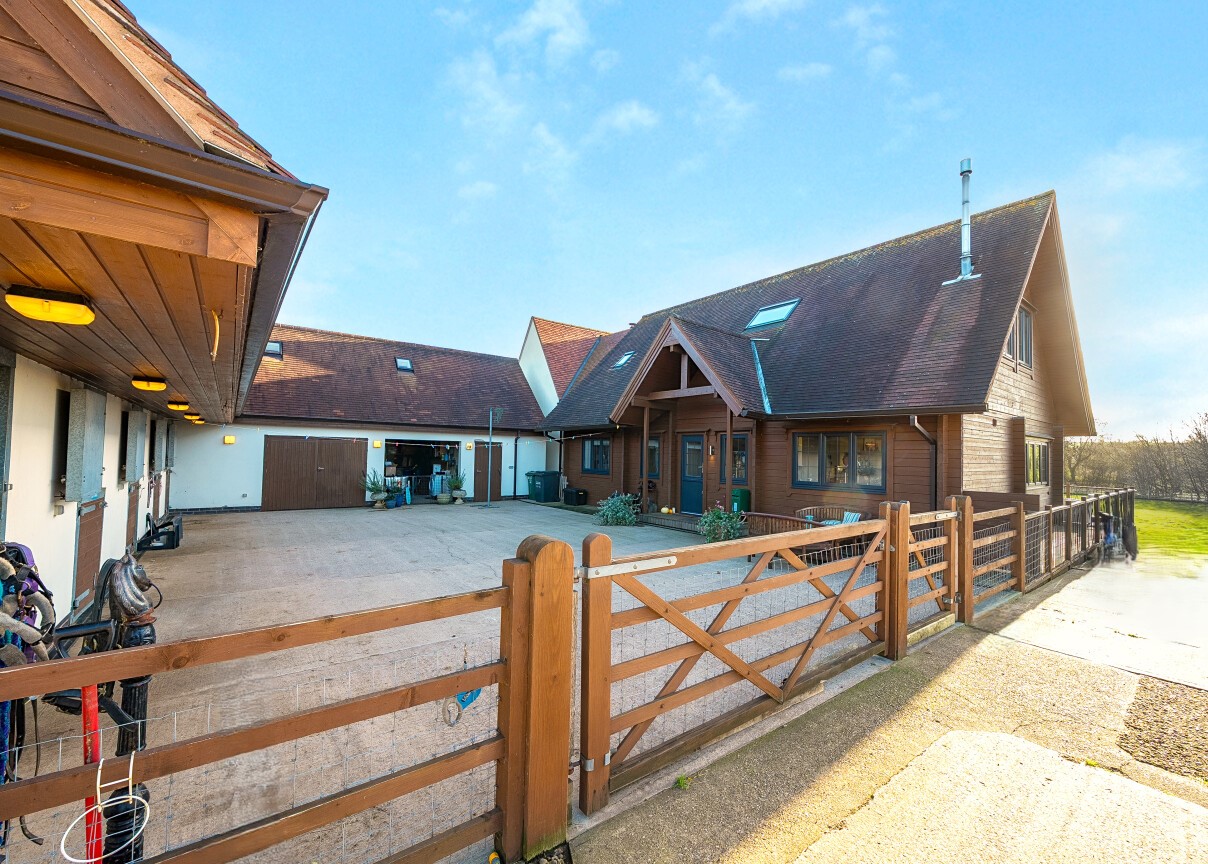 4 bedroom detached house for sale, High Barn Farm Boarding Kennels, Leicester, LE7