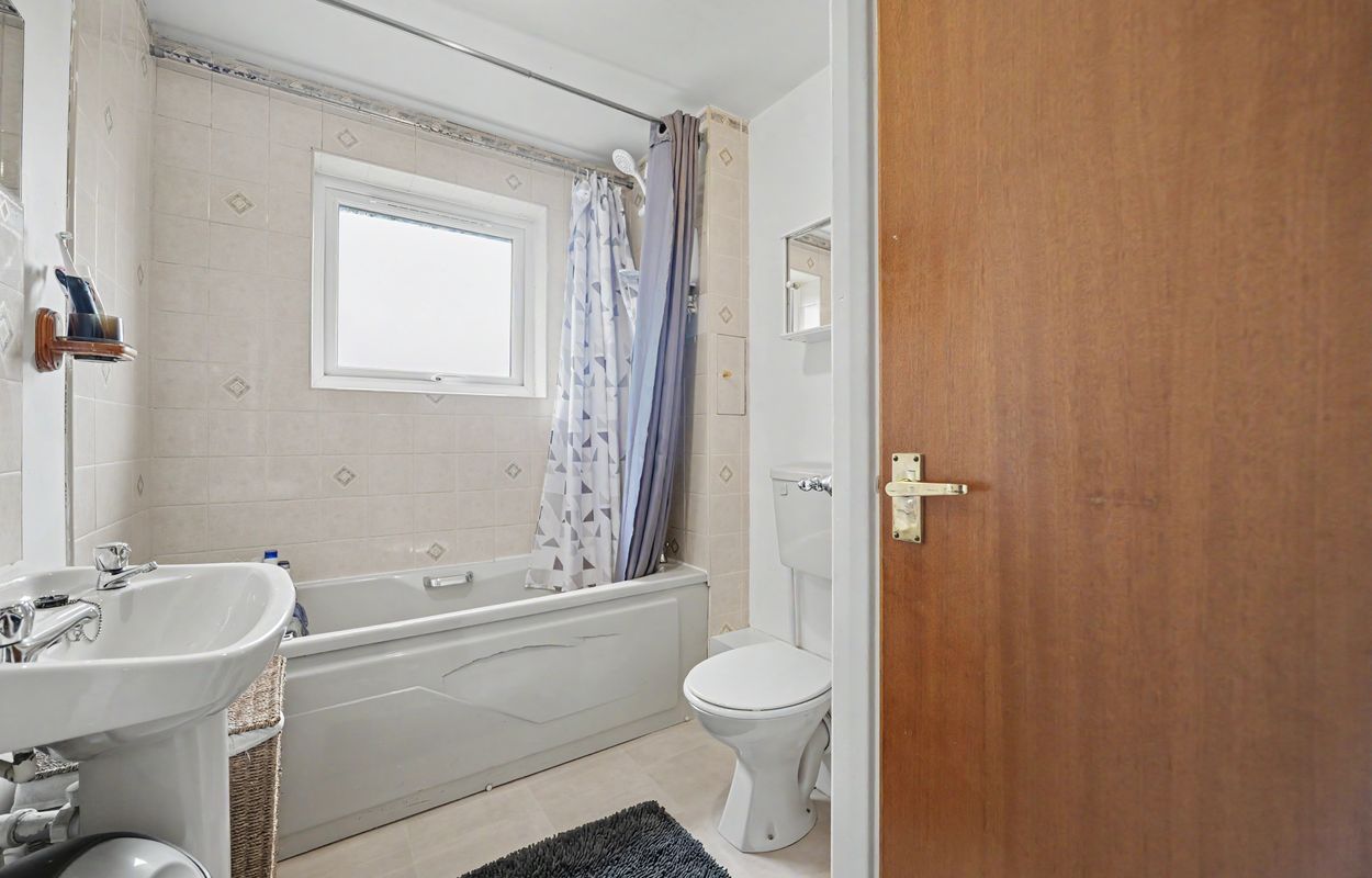 2 bedroom semi detached house for sale, Pear Tree Gardens, Market Harborough, LE16