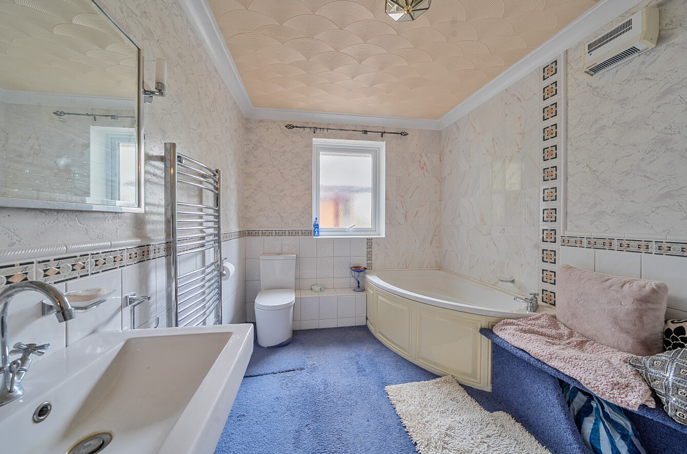 4 bedroom detached bungalow for sale, Aveley Wychend Goatacre Road, Alton, GU34