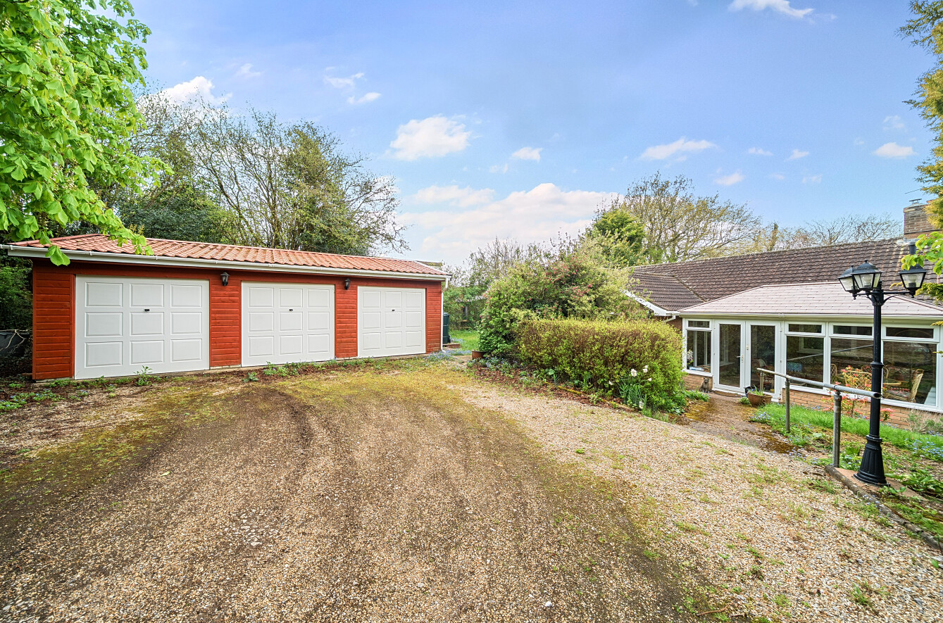 4 bedroom detached bungalow for sale, Aveley Wychend Goatacre Road, Alton, GU34