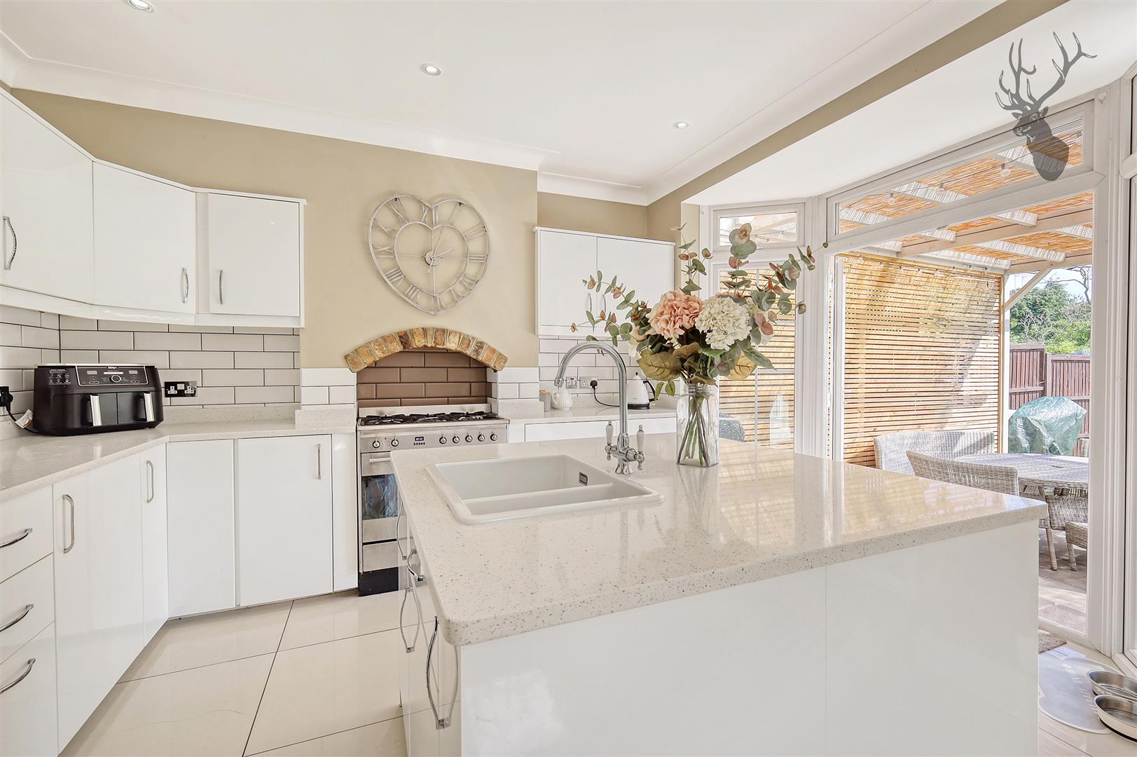 4 bedroom semi detached house for sale, Fairlight Avenue, London, E4, photo 5