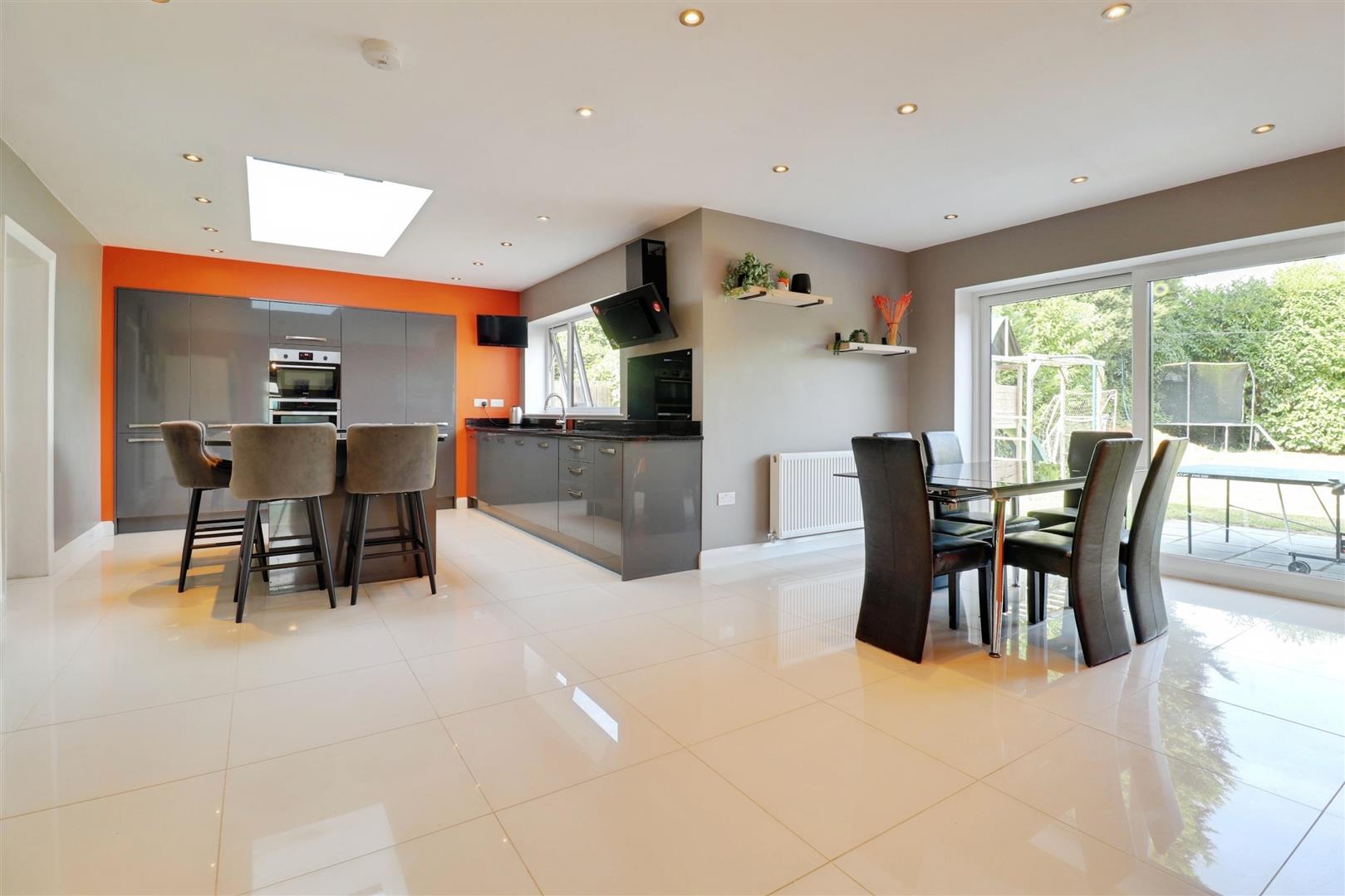 7 bedroom house for sale, Pikemere Road, Stoke-On-Trent, ST7, photo 2
