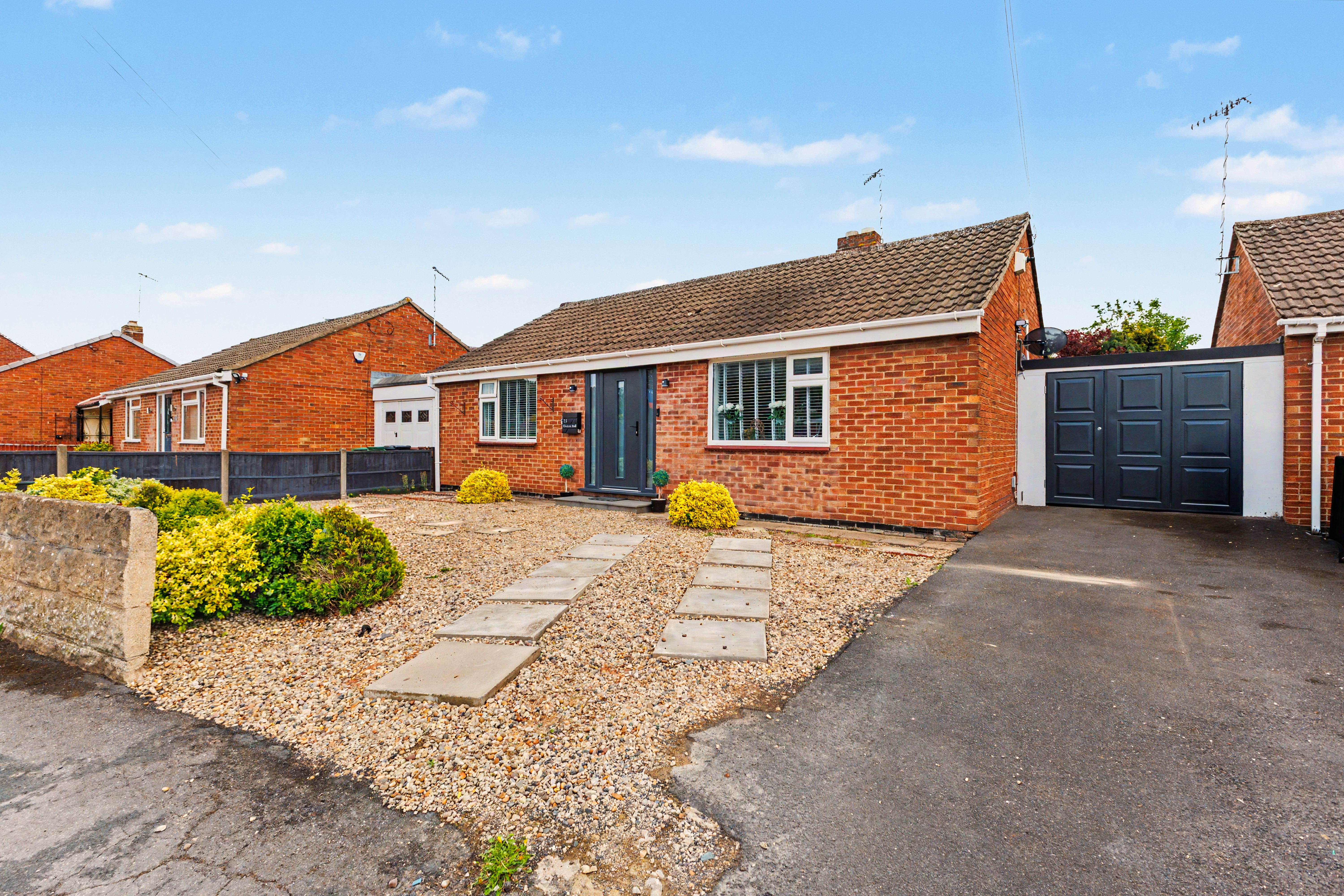 2 bedroom detached bungalow for sale, Owletts End, Evesham, WR11