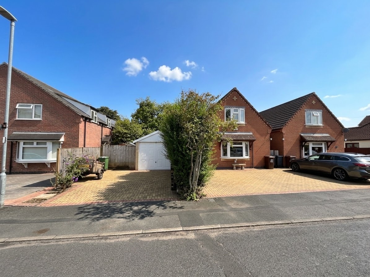 3 bedroom detached chalet bungalow for sale, Molyneux Drive, Loughborough, LE12
