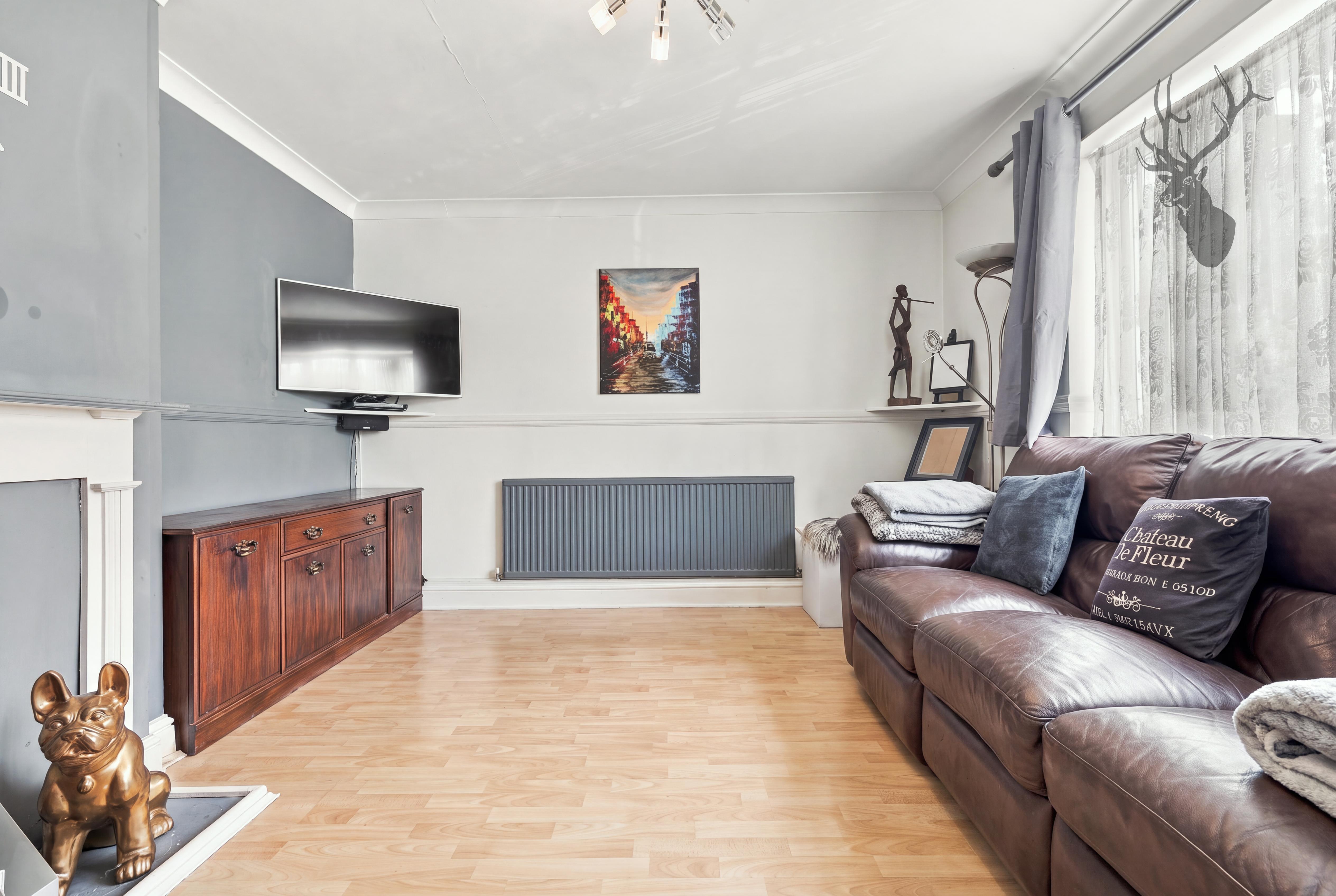 3 bedroom terraced house for sale, Valley Hill, Loughton, IG10, photo 3