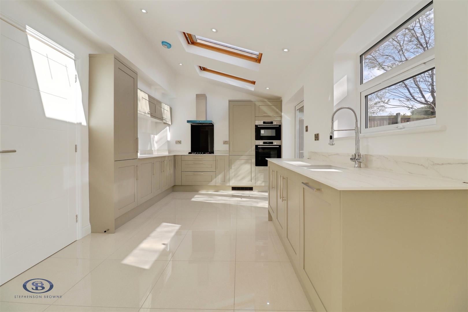 4 bedroom house for sale, Carlyle Close, Stoke-On-Trent, ST7, photo 2