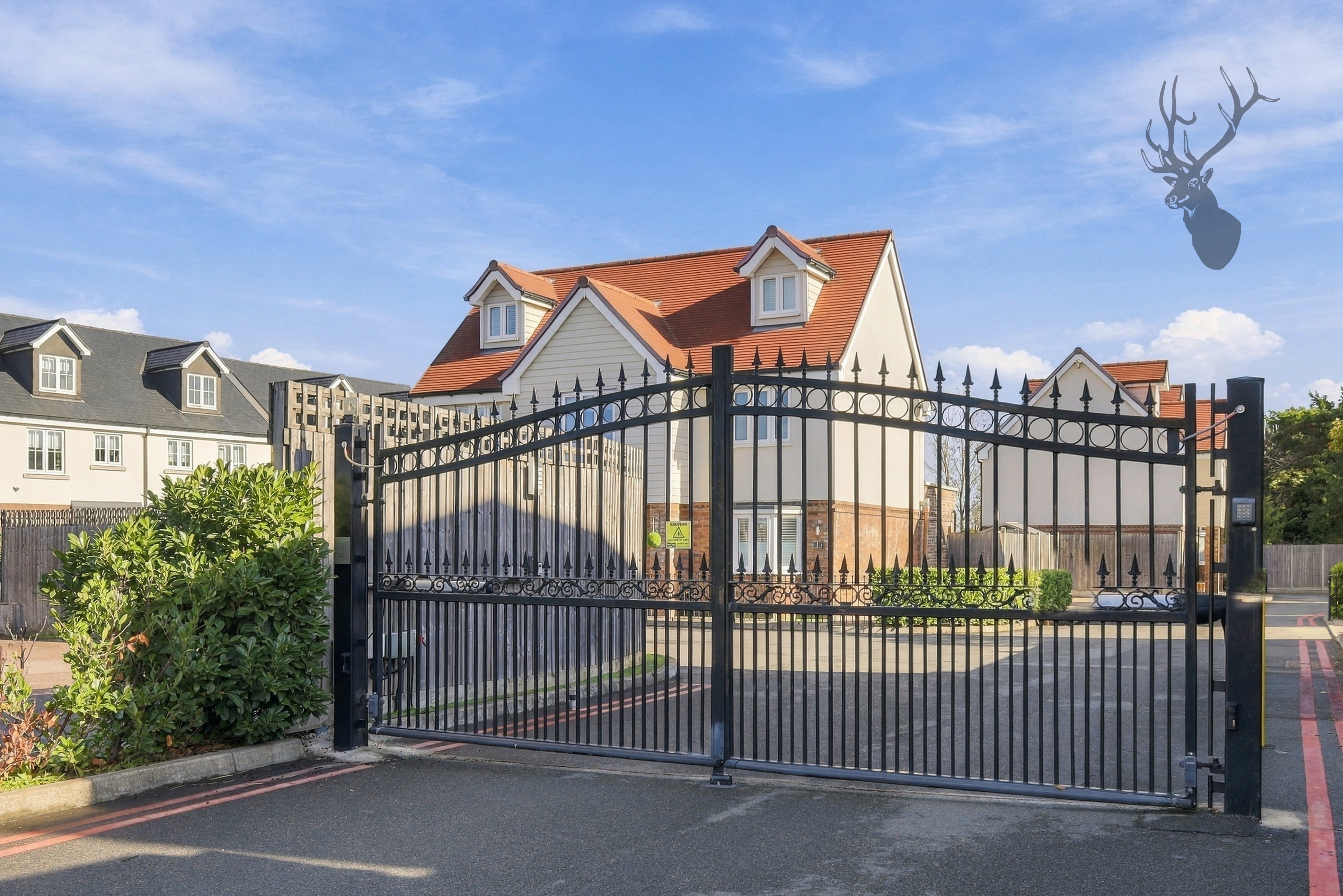 3 bedroom semi detached house for sale, Abbotts Way Oak Hill Road, Romford, RM4, photo 2