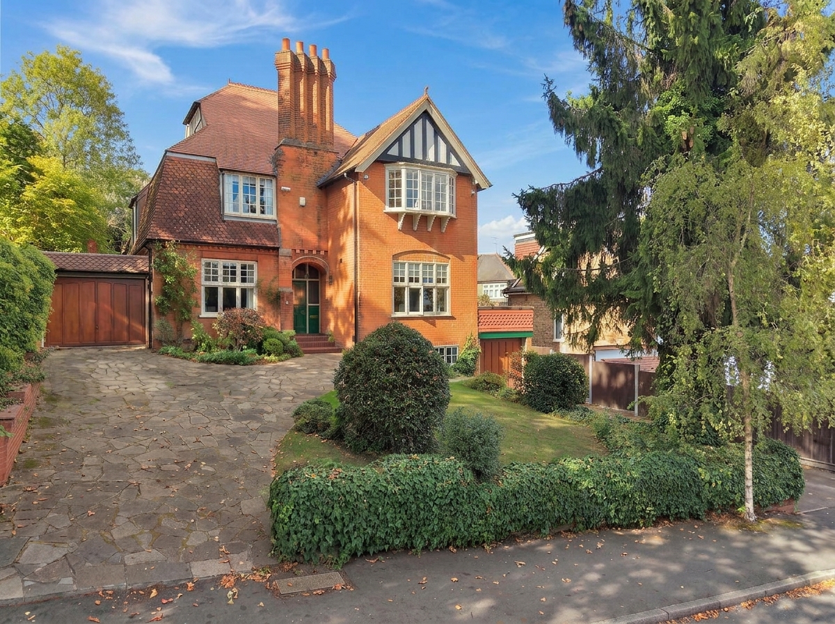 4 bedroom detached house for sale, Westbury Road, Buckhurst Hill, IG9