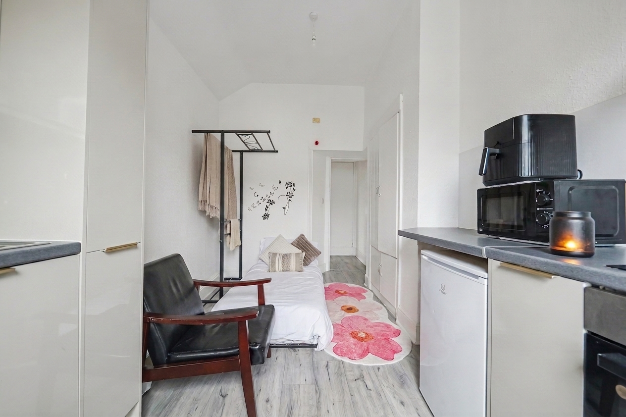 6 bedroom mid-terraced house for sale, Middleborough Road, Coventry, CV1