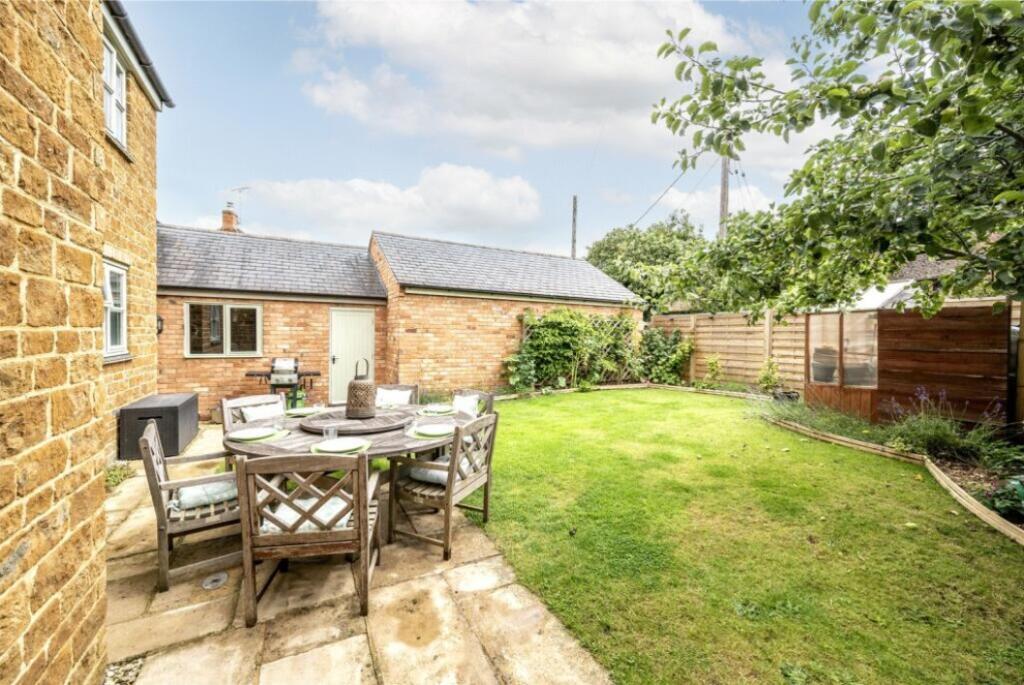 4 bedroom detached cottage for sale, Kingston House 4 Back Lane, Warwick, CV35
