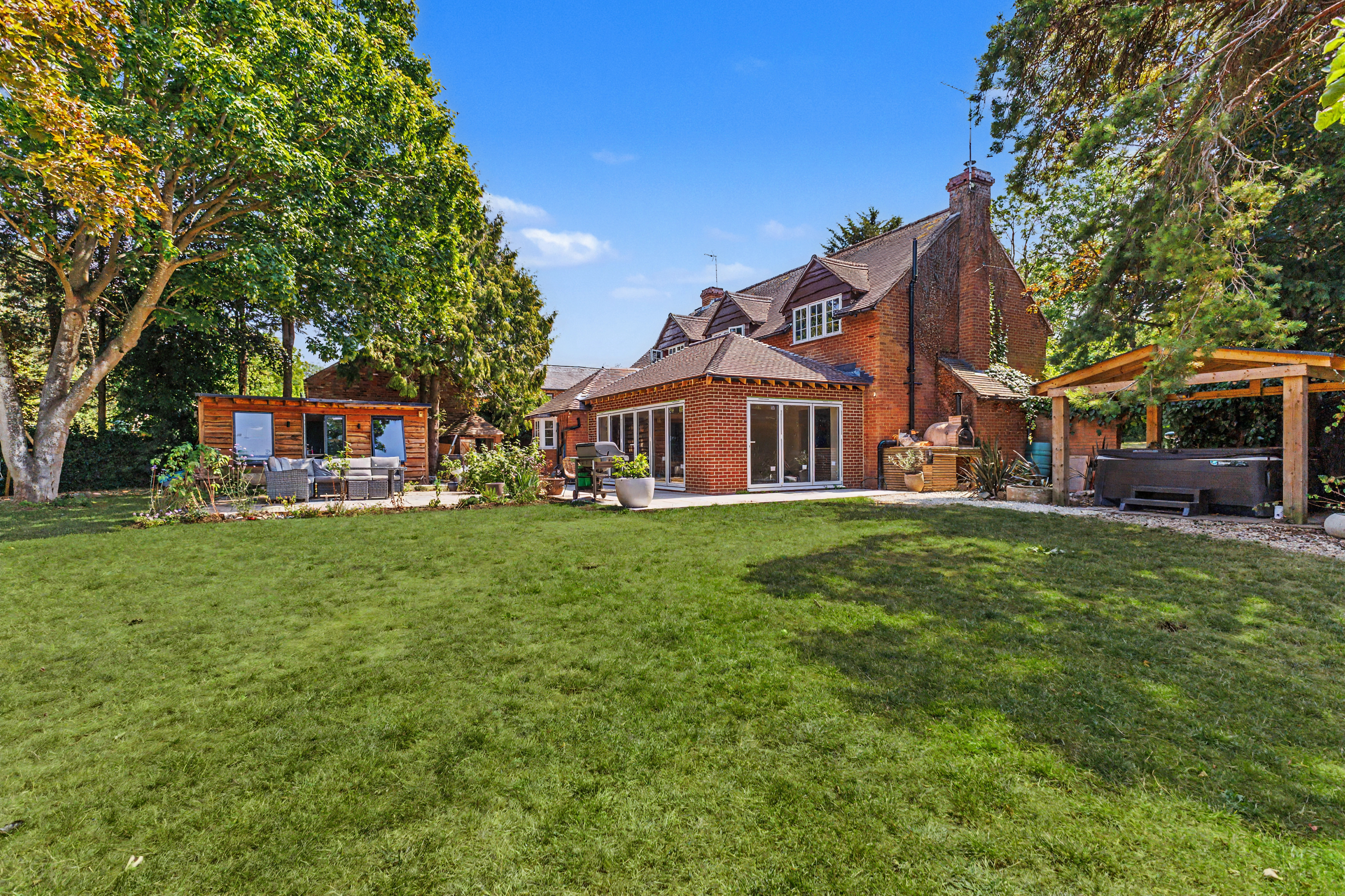 4 bedroom detached house for sale, Pedders Way Stratford Road, Warwick, CV35