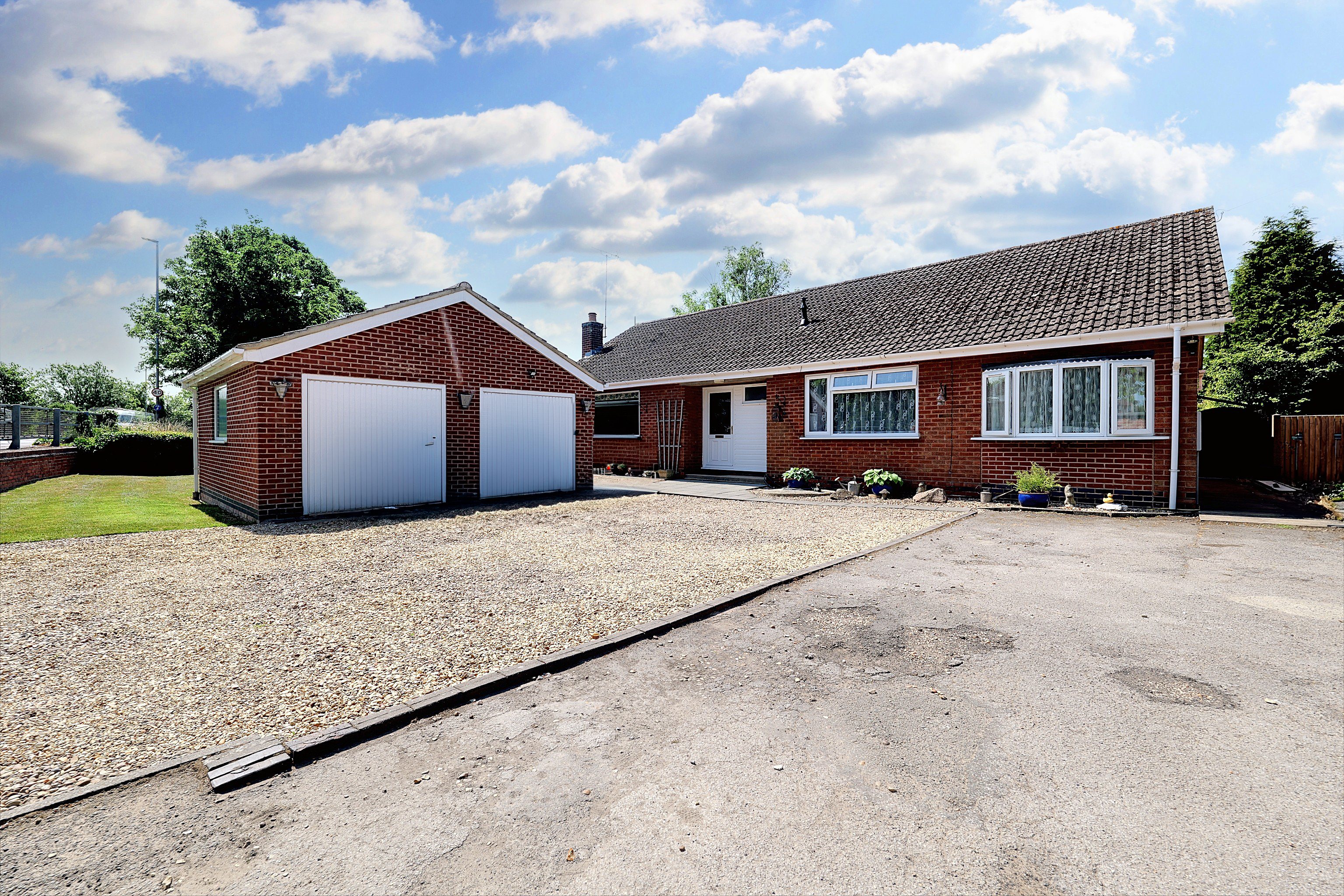 3 bedroom detached bungalow for sale, Blaby Road, Leicester, LE19