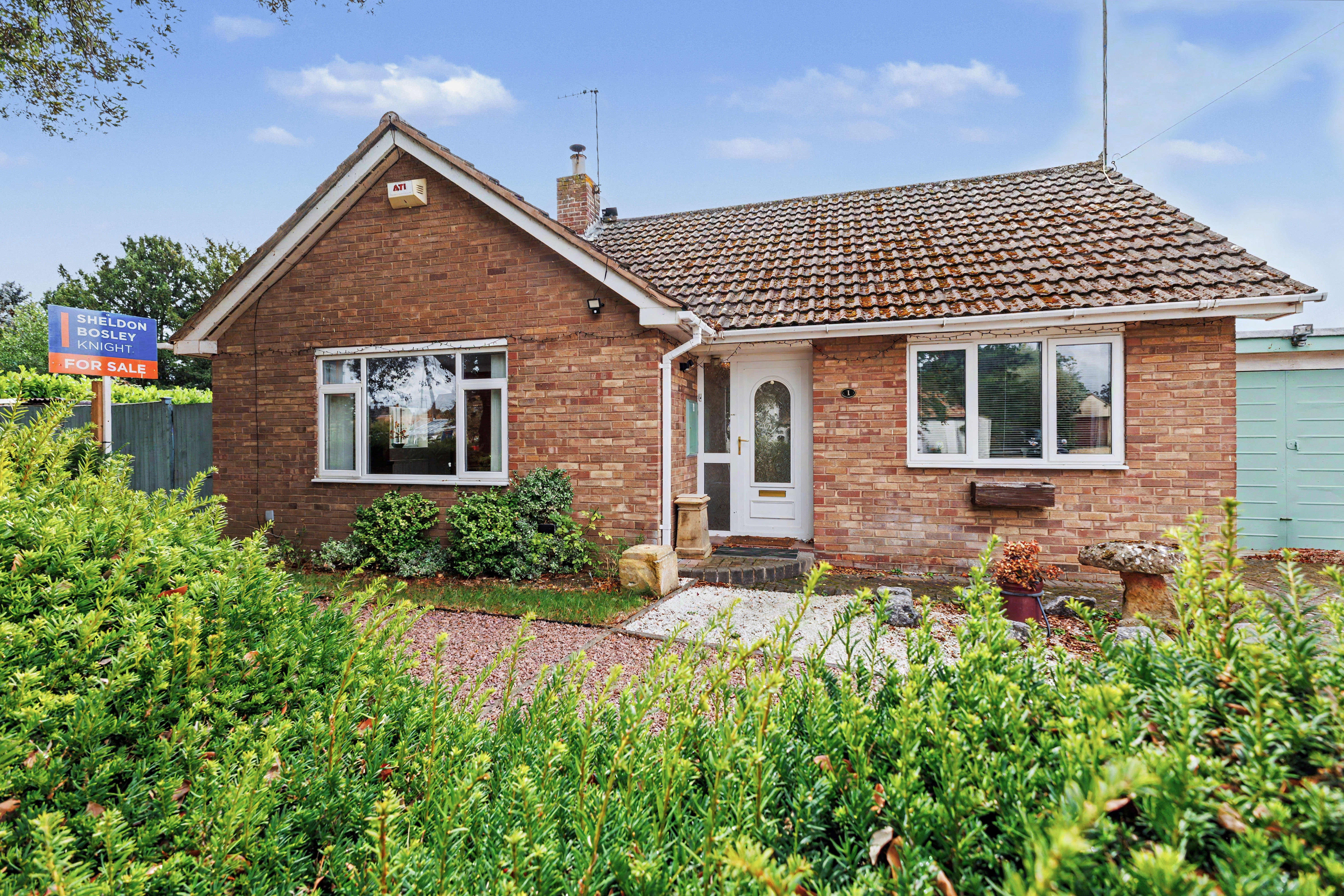 2 bedroom detached bungalow for sale, Chestnut Close, Evesham, WR11