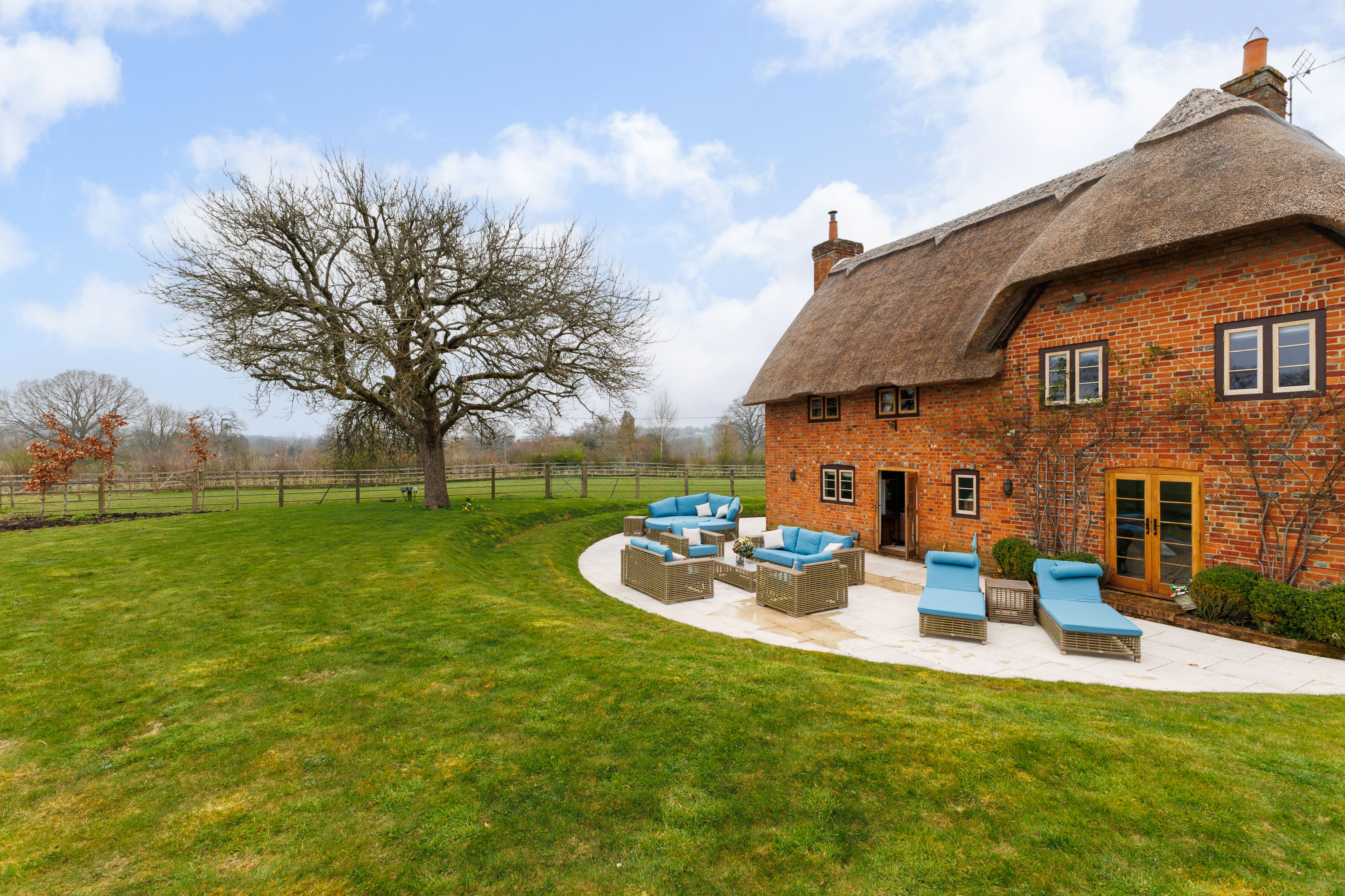 5 bedroom detached house for sale, Spradbray House, Thatcham, RG19