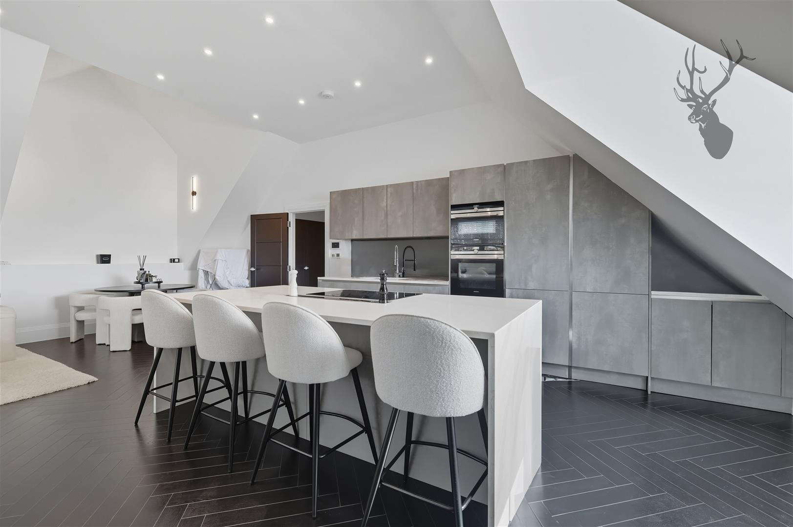 3 bedroom flat for sale, Manor Road, Chigwell, IG7, photo 2